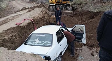 Elazığ’da çukura düşen araç uzun uğraşlar sonucu kurtarıldı