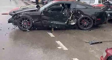 Elazığ’da otomobil park halindeki 4 araca çarptı