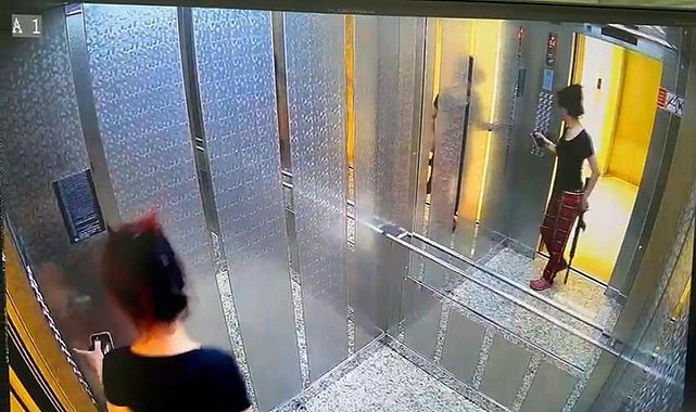 Eline pompalıyı aldı, pijamasıyla dehşet saçıp geri evine döndü