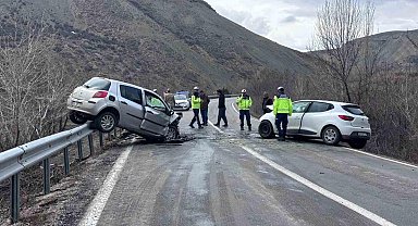 Erzincan-Kemah yolunda iki araç kafa kafaya çarpıştı: 4 yaralı