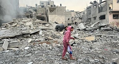 Gazze’de Ramazan Bayramı mezar başında karşılandı