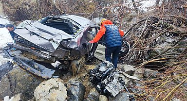Hakkari'de otomobil 200 metrelik şarampole yuvarlandı, sürücü hayatını kaybetti