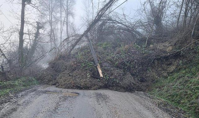 Heyelan köy yolunu ulaşıma kapattı
