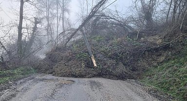 Heyelan köy yolunu ulaşıma kapattı