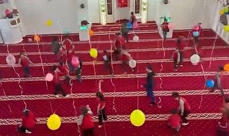 İmam ve eşinden çocuklar için camide renkli süsleme