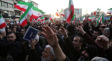 İran'da Hamaney'in ölümü yüz binleri sokağa döktü