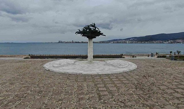 İzmir’de bayram tatili sessizliği Gündoğdu Meydanı’na yansıdı