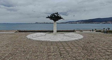 İzmir’de bayram tatili sessizliği Gündoğdu Meydanı’na yansıdı