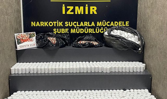 İzmir’de bir araçta 84 bin sentetik ecza ele geçirildi