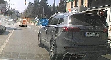 İzmir’de kural tanımaz sürücü araç kamerasına yansıdı