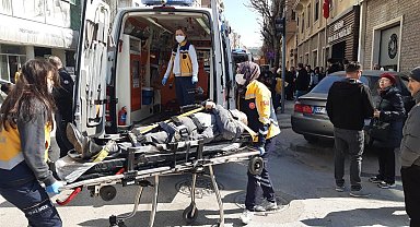 Kırmızı ışıkta duran araca çarpan otomobil, yayaların arasına daldı; 5 yaralı