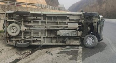 Kontrolden çıkan minibüs takla attı, sürücü yaralandı