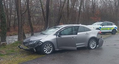 Kontrolden çıkan otomobil alt yola uçtu: 3 yaralı