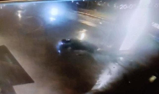 Kontrolden çıkan otomobil reklam panosuna çarptı: 1 ölü, 2 yaralı