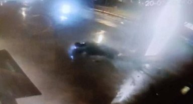 Kontrolden çıkan otomobil reklam panosuna çarptı: 1 ölü, 2 yaralı