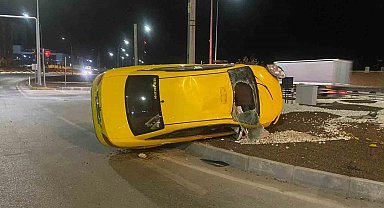 Kontrolden çıkan ticari taksi orta refüje devrildi