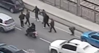 Küçükçekmece’de yol verme tartışması sopalı kavgaya dönüştü