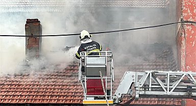 Kütahya'da evin çatısı yandı!