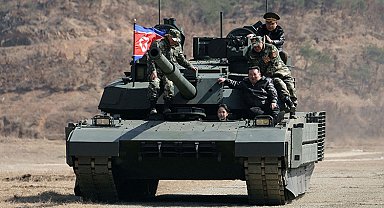 Kuzey Kore lideri Kim Jong-un'un kızı tank kullandı