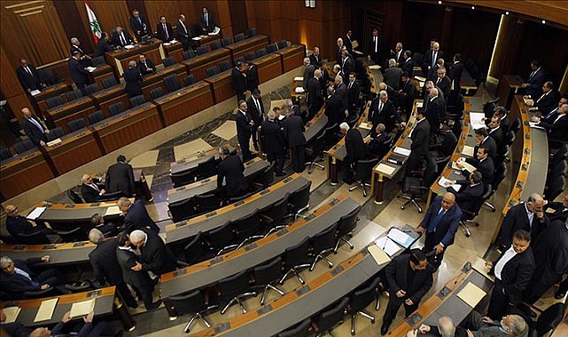 Lübnan'da parlamento seçimleri 2 yıl ertelendi
