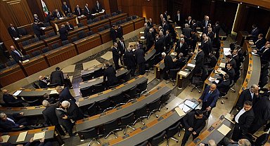 Lübnan'da parlamento seçimleri 2 yıl ertelendi