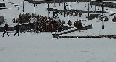 Mart kapıdan baktırdı! Kente Lapa lapa kar yağdı: Kış geri döndü
