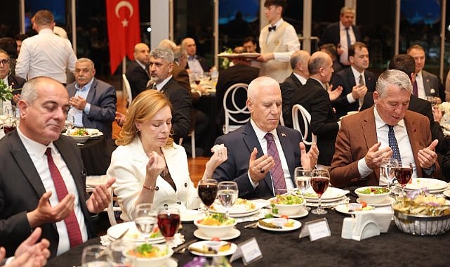 Mecliste su için tartıştılar, iftarda aynı sofrada buluştular