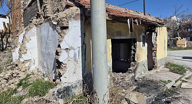 Metruk evler çevreye tehlike saçıyor
