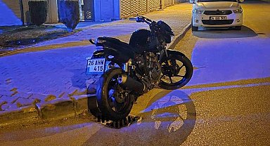 Motosiklet, servis aracı ile çarpıştı: 2 yaralı