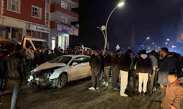 Muradiye’de otomobil ve kamyonet çarpıştı: 2 yaralı