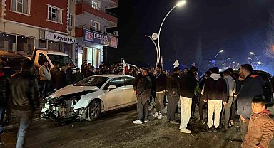 Muradiye’de otomobil ve kamyonet çarpıştı: 2 yaralı