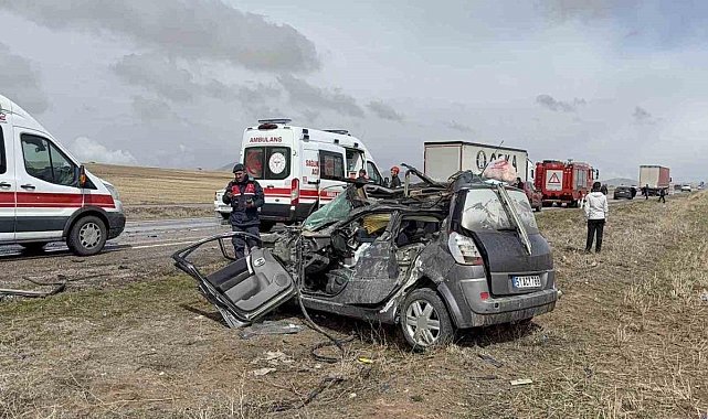 Otomobil tıra arkadan çarptı: 1 ölü, 3 yaralı