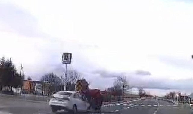 Otomobille traktör çarpıştı: 2 yaralı