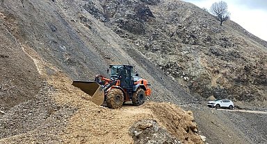 Sason’da heyelan nedeniyle ulaşıma kapanan köy yolu ulaşıma açıldı