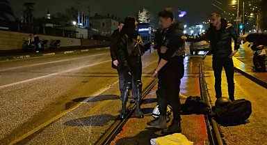 Su birikintisine giren motosikletli yere kapaklandı