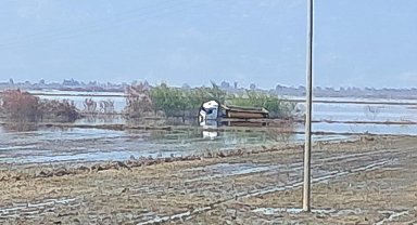 Taşkın sularında yan mahsur kalan tır sürücüsünü itfaiye ekipleri kurtardı