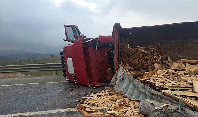 TIR devrildi: Bursa yolu ulaşıma kapandı