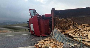 TIR devrildi: Bursa yolu ulaşıma kapandı