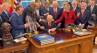 Trump gözlerini kapattı; Oval Ofis’te etrafını sarıp dua ettiler!