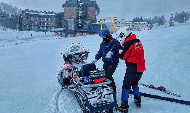 Uludağ’da jandarmadan kayakçılara yardım eli
