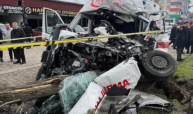Vakaya giden ambulans kaza yaptı: 1 ölü, 3 yaralı