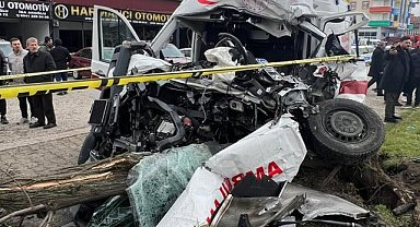 Vakaya giden ambulans kaza yaptı: 1 ölü, 3 yaralı