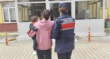 Yedi ayrı suçtan aranıyordu, kucağında bebeğiyle hapse girdi