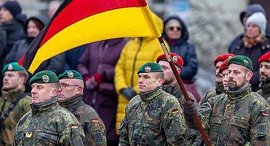 Almanya'da ordu ve savunma bakanlığı alarmda