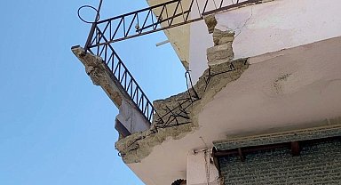 Balkon çöktü, baba ve engelli oğlu yaralandı