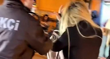 Beyoğlu'nda saç saça baş başa kavga: Kopan kaynak saçlar sokaklara saçıldı!