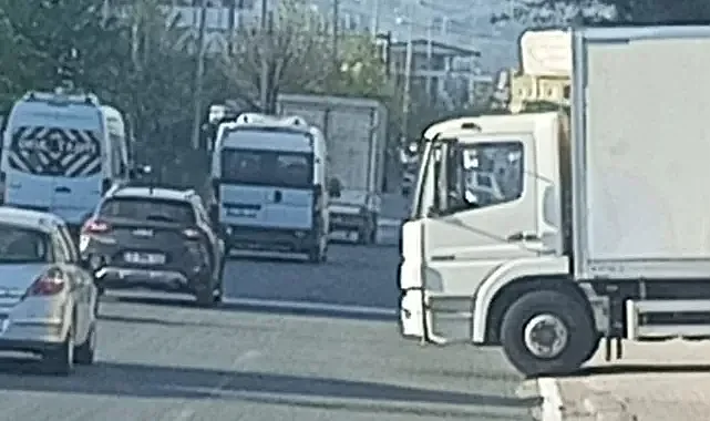 Bursa'da kazaya davetiye! Ana yolun tek şeridini kapattı