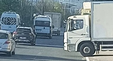 Bursa'da kazaya davetiye! Ana yolun tek şeridini kapattı