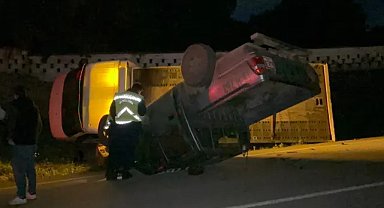 Bursa'da korkutan kaza! Çekici devrildi, üzerindeki kamyonet yola savruldu...