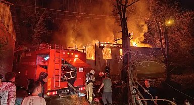 Bursa'da tek katlı ev alev alev yandı!